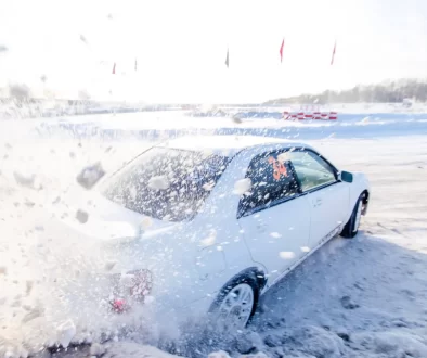 Auto driftuje na sněhu