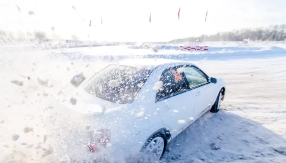 Auto driftuje na sněhu