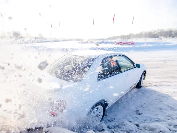 Auto driftuje na sněhu