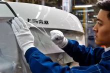 Dělníci instalují písmo s logem Volkswagen