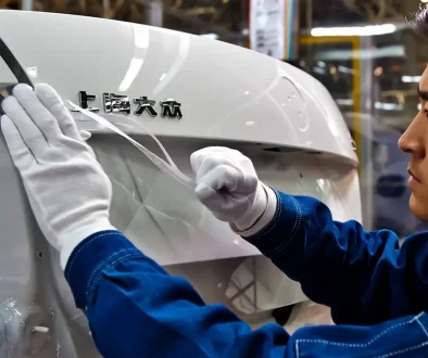 Dělníci instalují písmo s logem Volkswagen