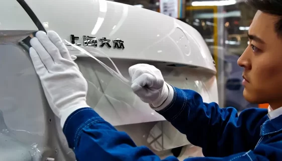 Dělníci instalují písmo s logem Volkswagen