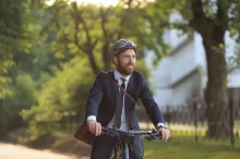 Cyklista v obleku