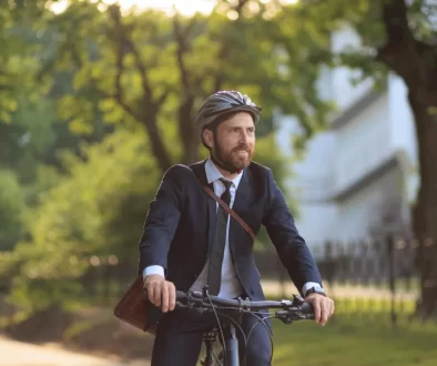 Cyklista v obleku