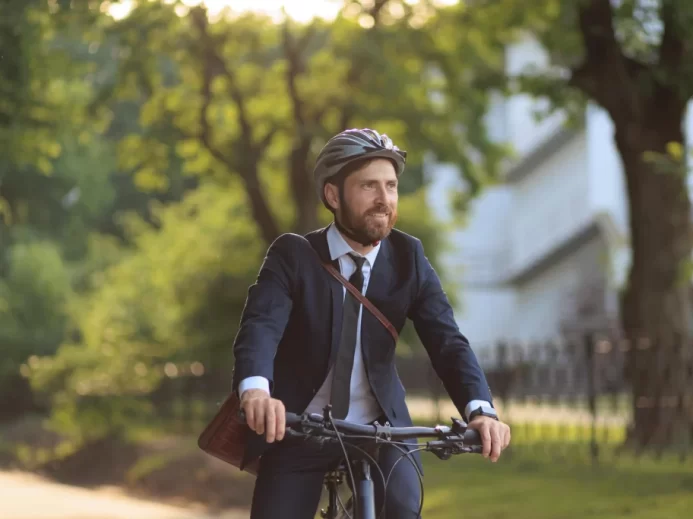 Cyklista v obleku