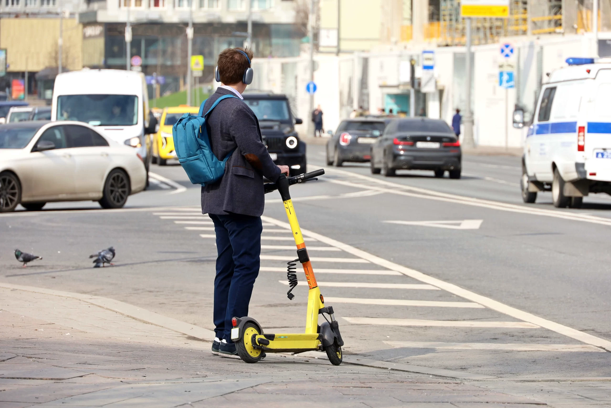 - MotorGuru.cz Muž se elektrickou koloběžkou