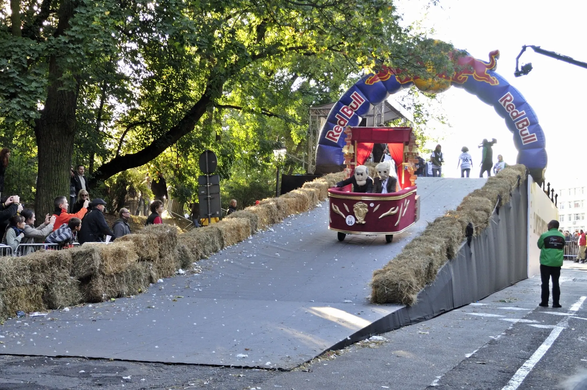 Záběr na jeden okamžik ze závodu Red Bull Soapbox Race.
