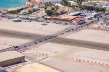 Letiště na Gibraltaru představuje pro turisty atrakci.