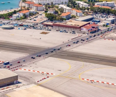 Letiště na Gibraltaru představuje pro turisty atrakci.