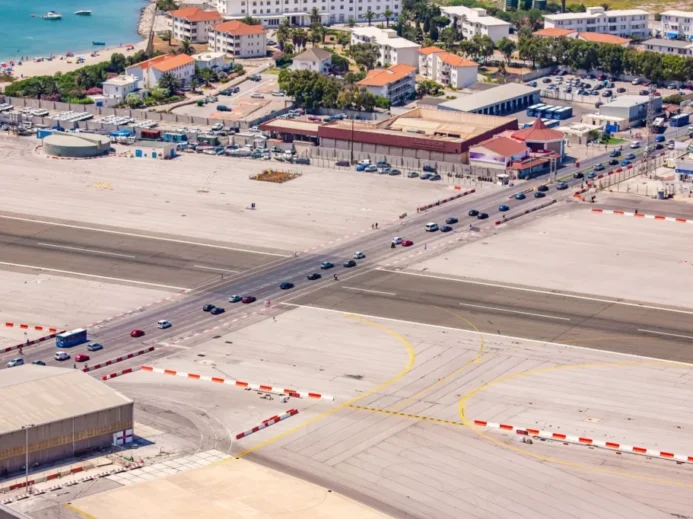 Letiště na Gibraltaru představuje pro turisty atrakci.