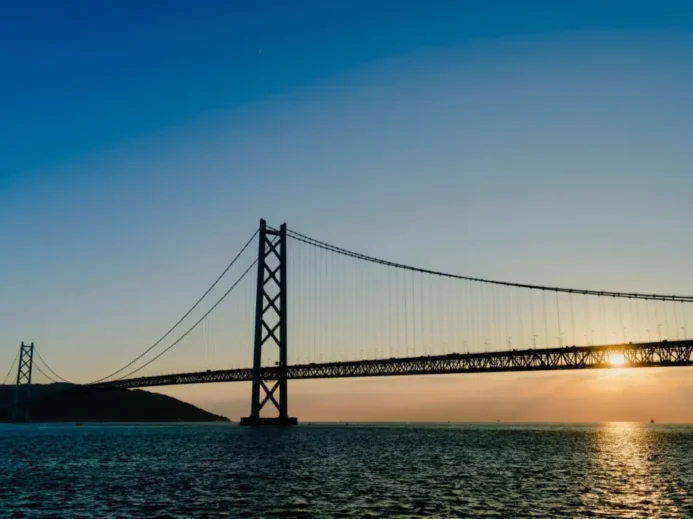Japonský most Eshima Ohashi rozhodně stojí za to zařadit do itineráře.