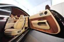 Rolls Royce stále používá dřevo