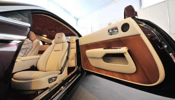 Rolls Royce stále používá dřevo