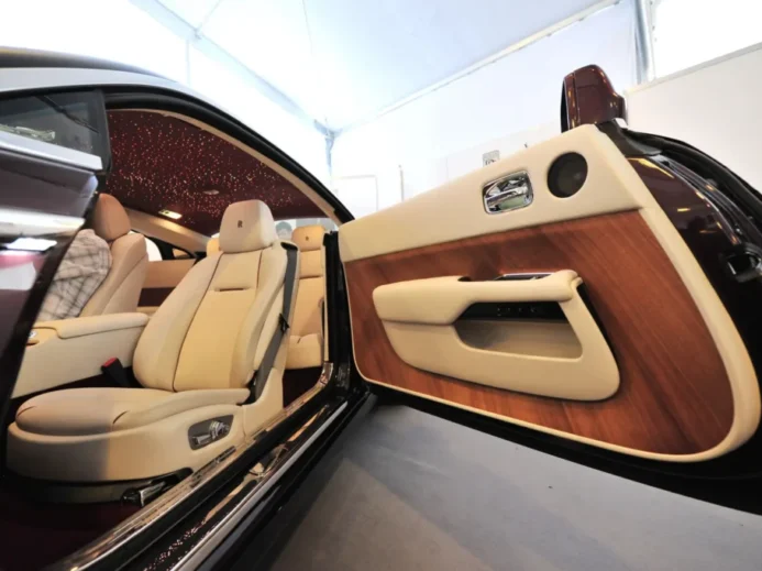 Rolls Royce stále používá dřevo