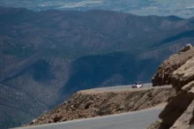Závod na Pikes Peak je jen pro odvážné.