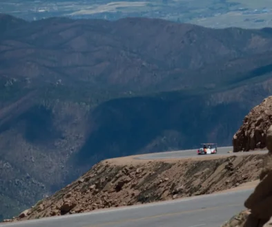 Závod na Pikes Peak je jen pro odvážné.