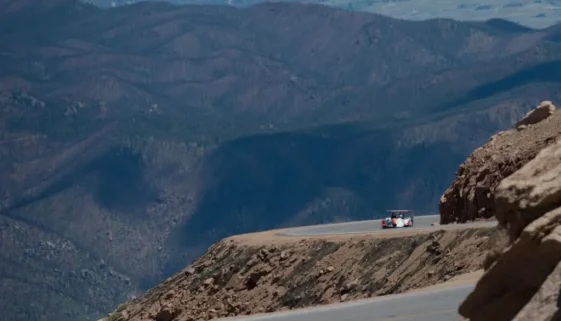 Závod na Pikes Peak je jen pro odvážné.