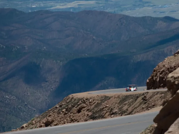 Závod na Pikes Peak je jen pro odvážné.