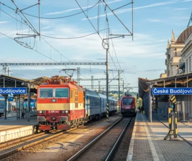 První železnice vedla z Českých Budějovic do Lince.