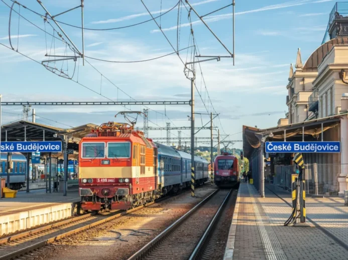 První železnice vedla z Českých Budějovic do Lince.