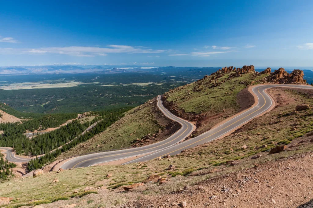 Trať závodu Pikes Peak skýtá řadu zrádných zatáček. - MotorGuru.cz Trať závodu Pikes Peak skýtá řadu zrádných zatáček.