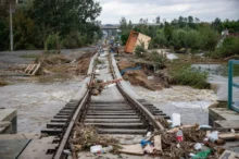 Poškozené koleje v důsledku povodní se ne vždy podařilo opravit.
