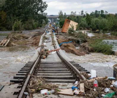 Poškozené koleje v důsledku povodní se ne vždy podařilo opravit.