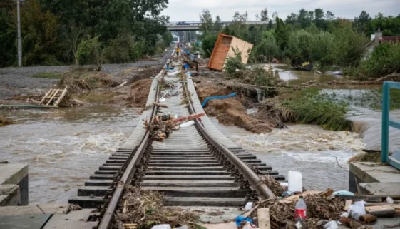 Poškozené koleje v důsledku povodní se ne vždy podařilo opravit.