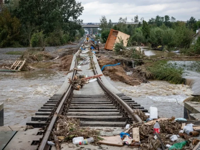 Poškozené koleje v důsledku povodní se ne vždy podařilo opravit.
