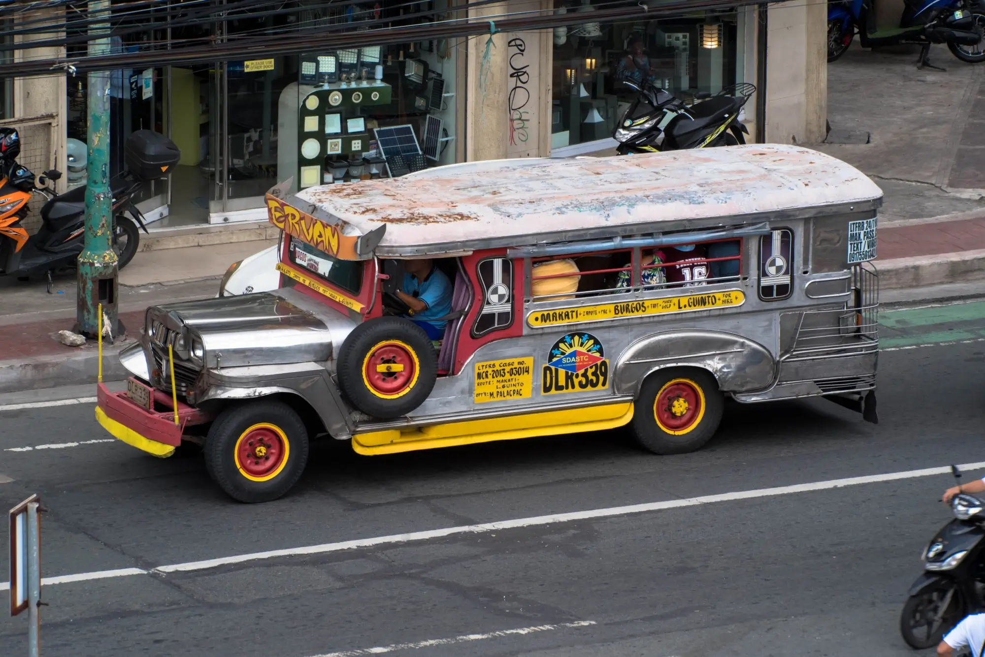 Filipínský tradiční autobus - jeepneys.