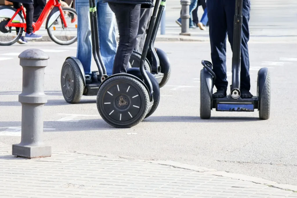 - MotorGuru.cz Skupina jezdců na Segwayích stojí na křižovatce během jízdy po městě
