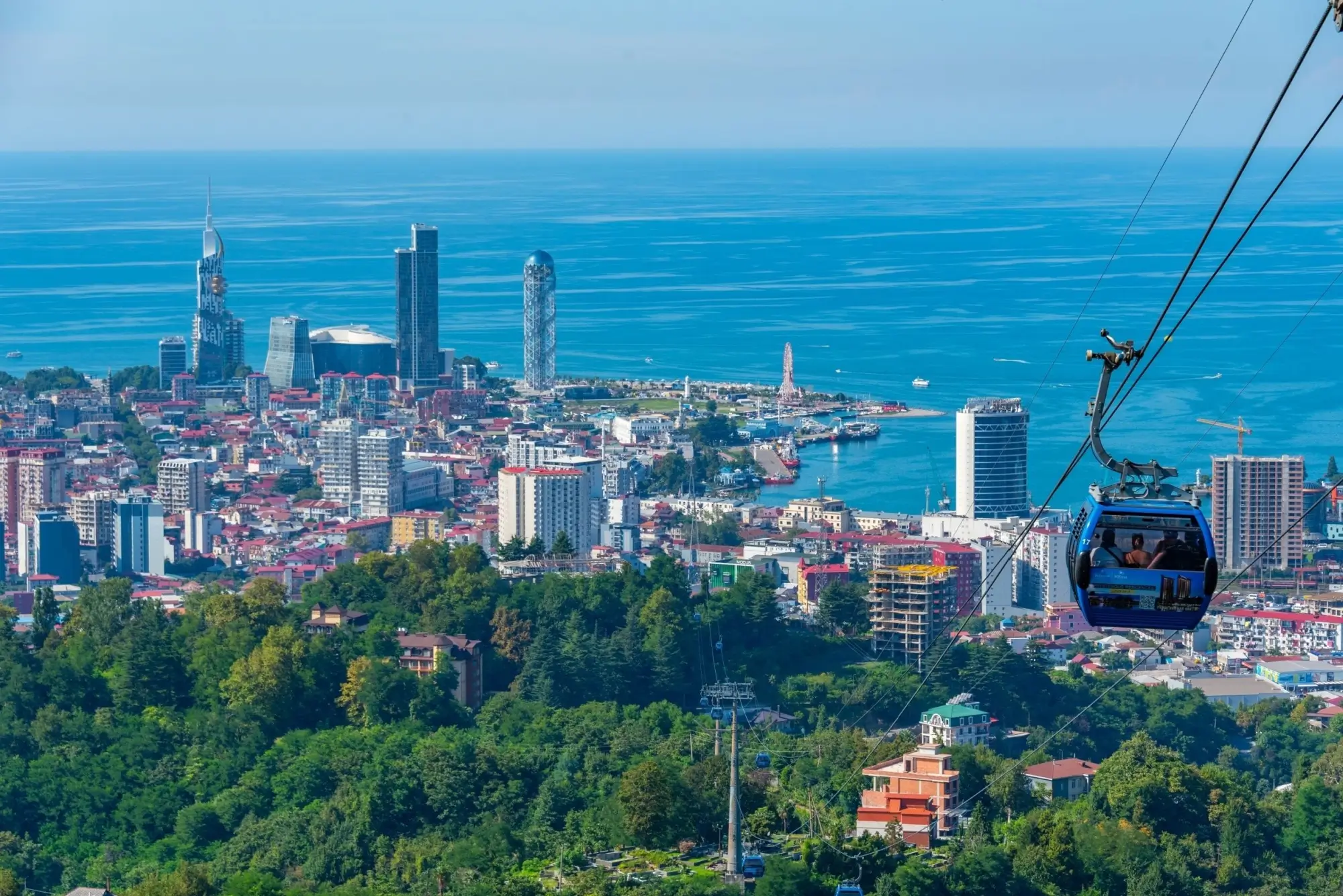 Lanovka vedoucí nad městem.