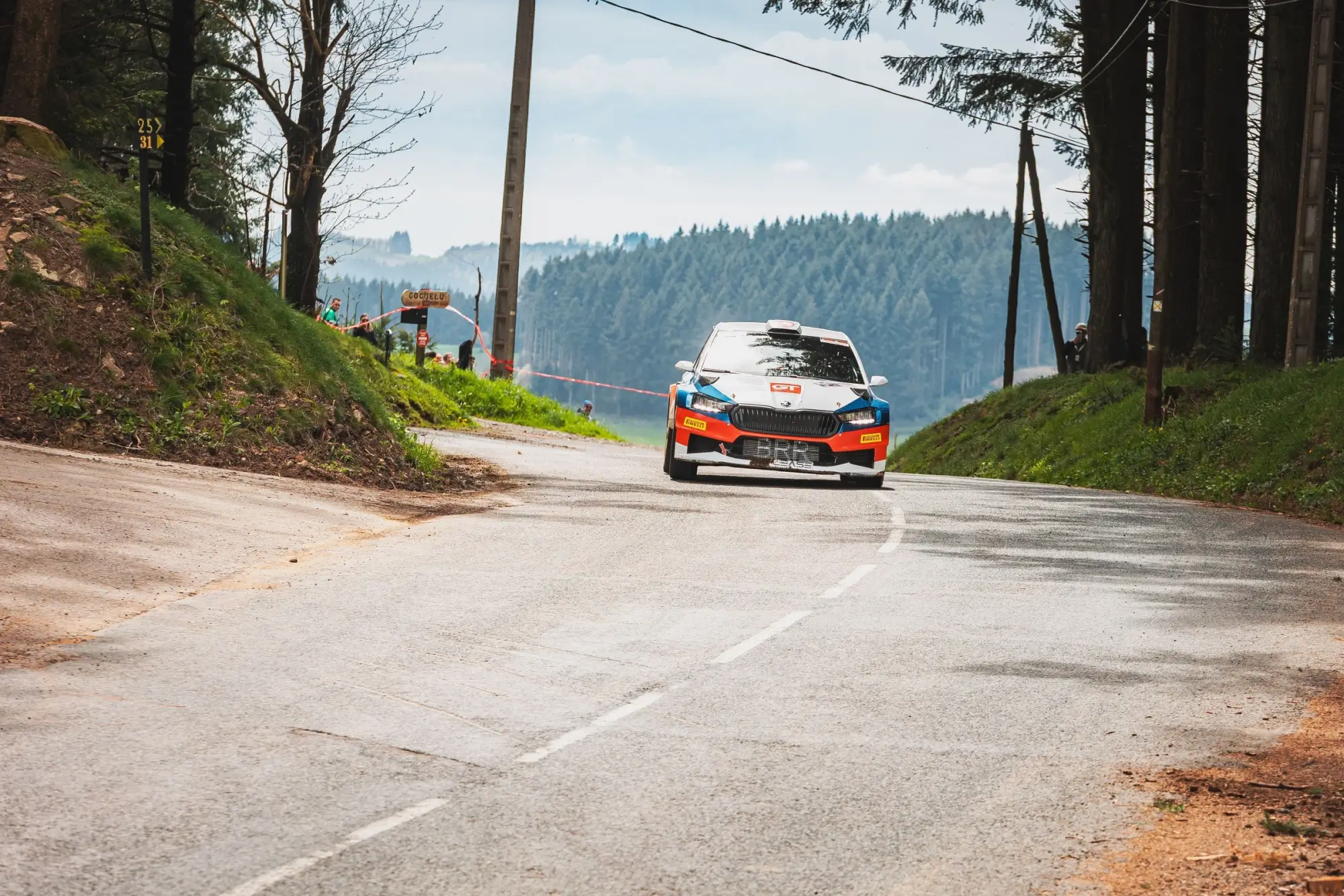 Záběr z rally závodu.