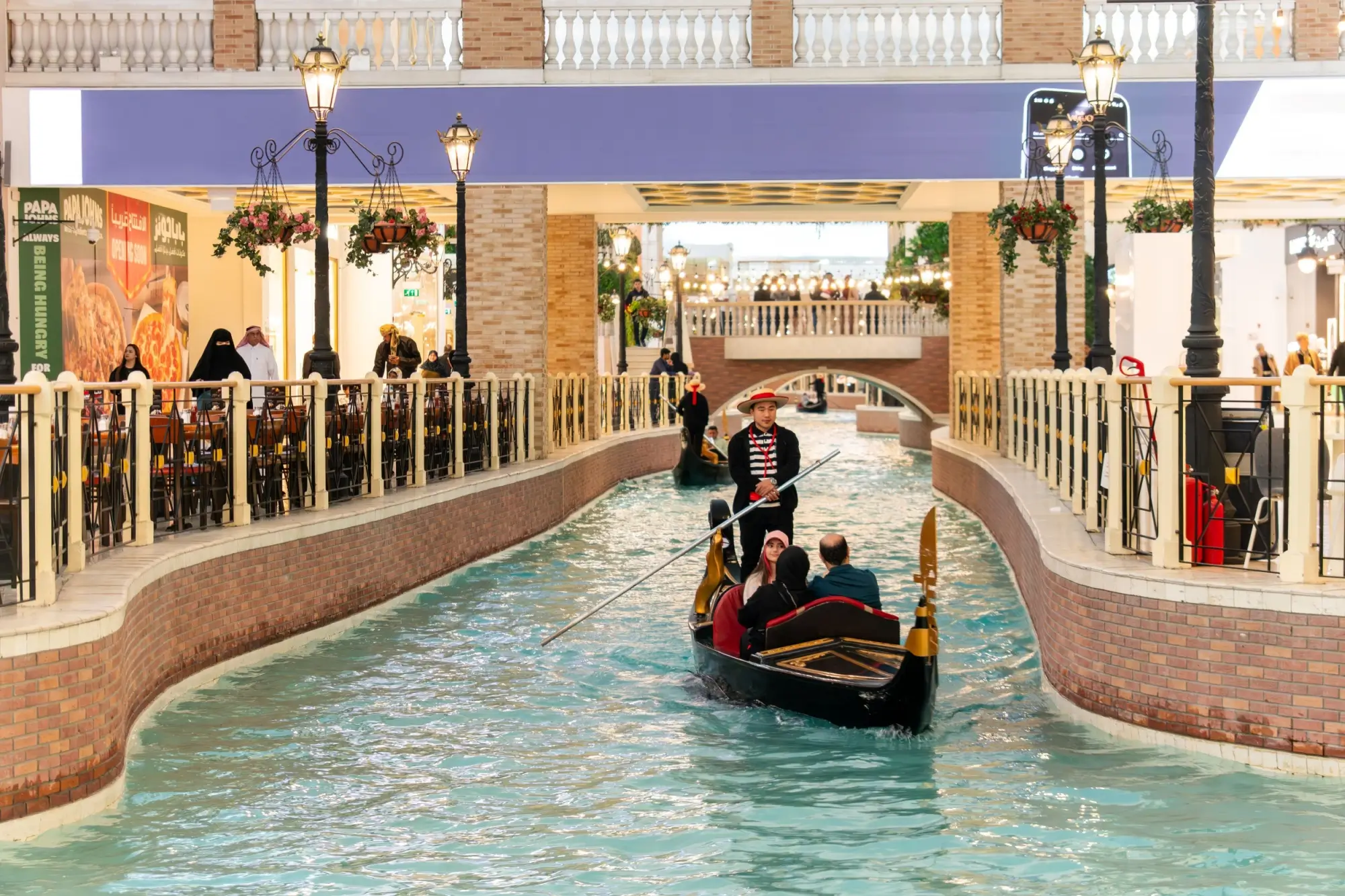 - MotorGuru.cz Romantická gondola našla uplatnění nejen v Benátkách.