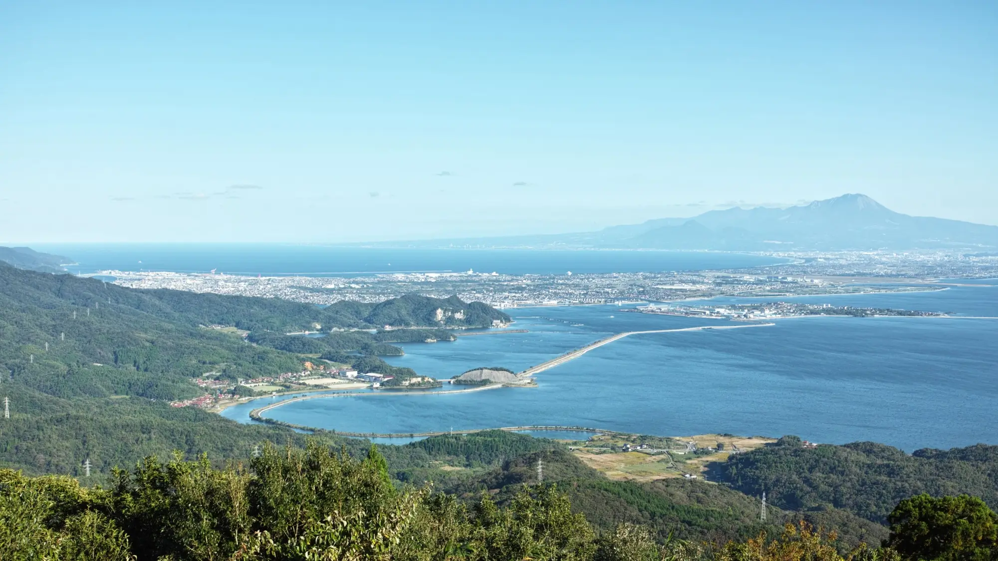- MotorGuru.cz Pohled na jezero Nakaumi v Japonsku.