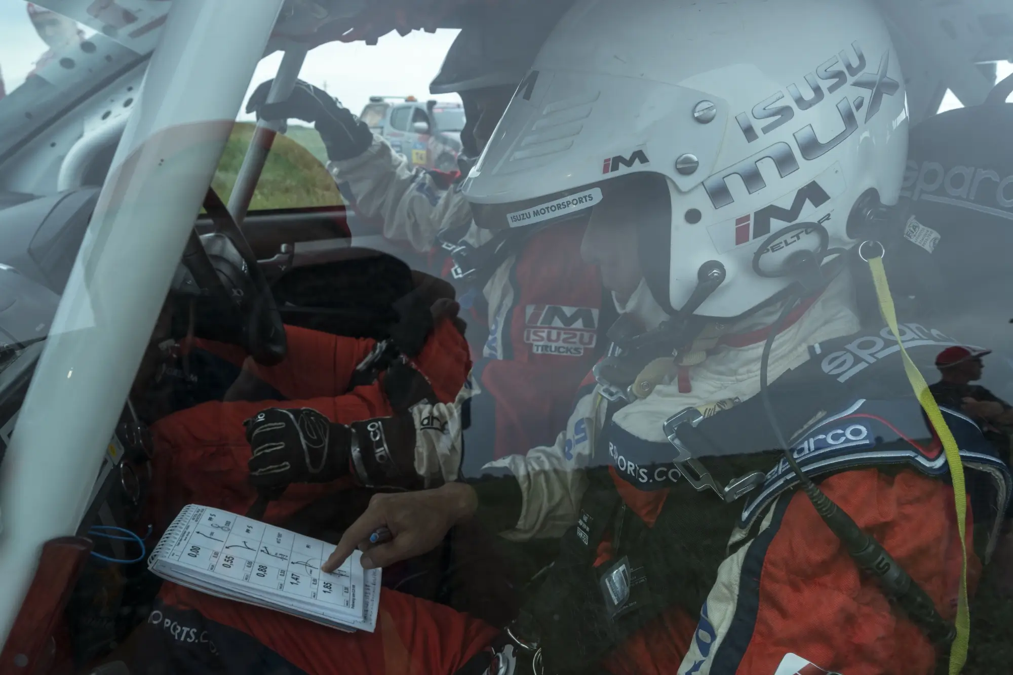 Rally navigátor s rozpisem cesty.