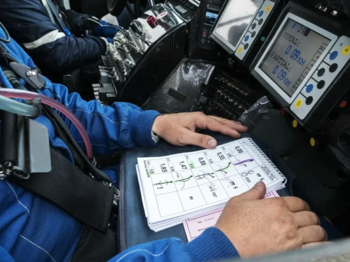 Role rally navigátora je pro závod klíčová.