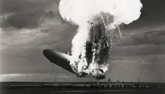 Zachycená katastrofa vzducholodi Hindenburg.
