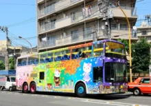 Lidé cestují stovky kilometrů kvůli Hello Kitty autobusu.