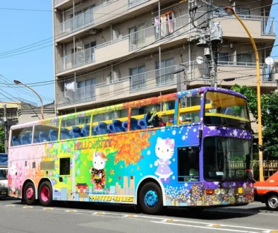 Lidé cestují stovky kilometrů kvůli Hello Kitty autobusu.