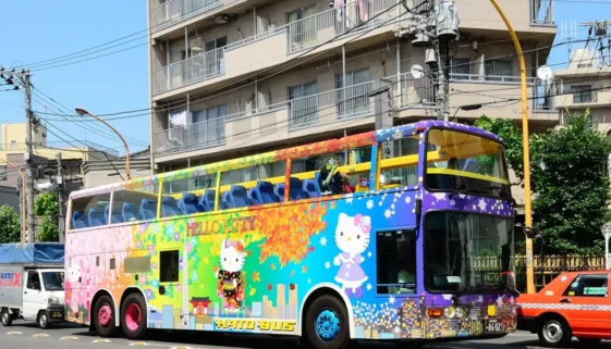 Lidé cestují stovky kilometrů kvůli Hello Kitty autobusu.