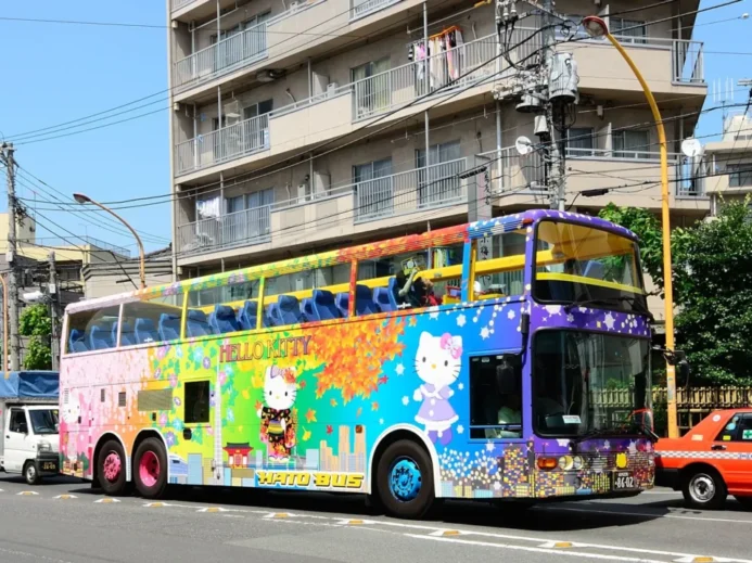 Lidé cestují stovky kilometrů kvůli Hello Kitty autobusu.