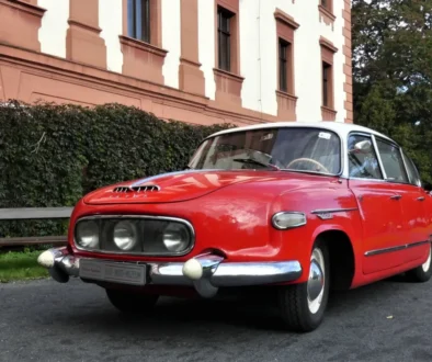 Červená Tatra 603 stojí na ulici