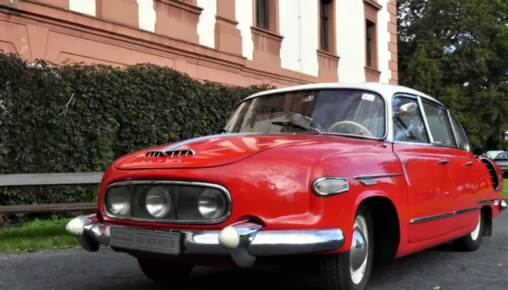 Červená Tatra 603 stojí na ulici