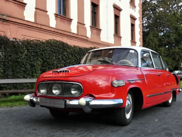 Červená Tatra 603 stojí na ulici