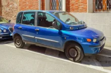 Modrý Fiat Multipla stojí na ulici