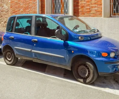 Modrý Fiat Multipla stojí na ulici