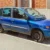 Modrý Fiat Multipla stojí na ulici