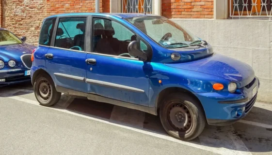 Modrý Fiat Multipla stojí na ulici