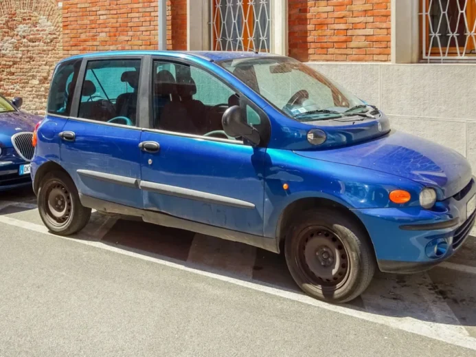 Modrý Fiat Multipla stojí na ulici